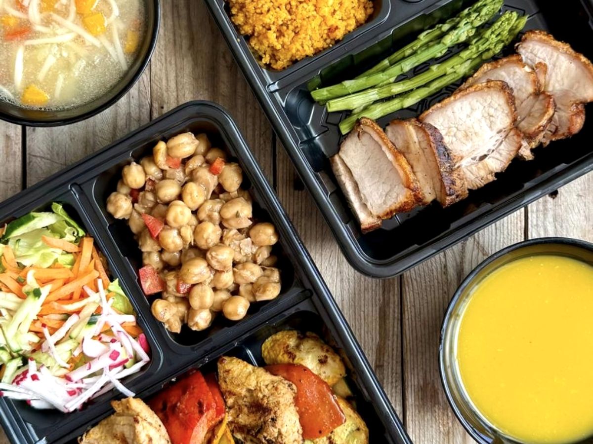 Almuerzo completo de Dieta Lecaro: sopa, cerdo con espárragos, garbanzos y ensalada, listo para entrega a domicilio en Guayaquil