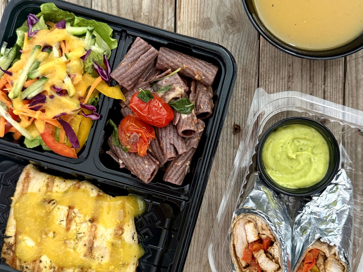Menú del día de Dieta Lecaro: ensalada fresca, carne con pasta y wrap de pollo con salsa