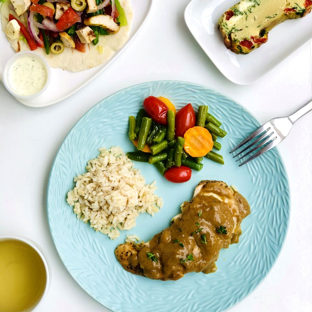 Plato equilibrado de Dieta Lecaro: pollo en salsa, arroz integral y vegetales al vapor