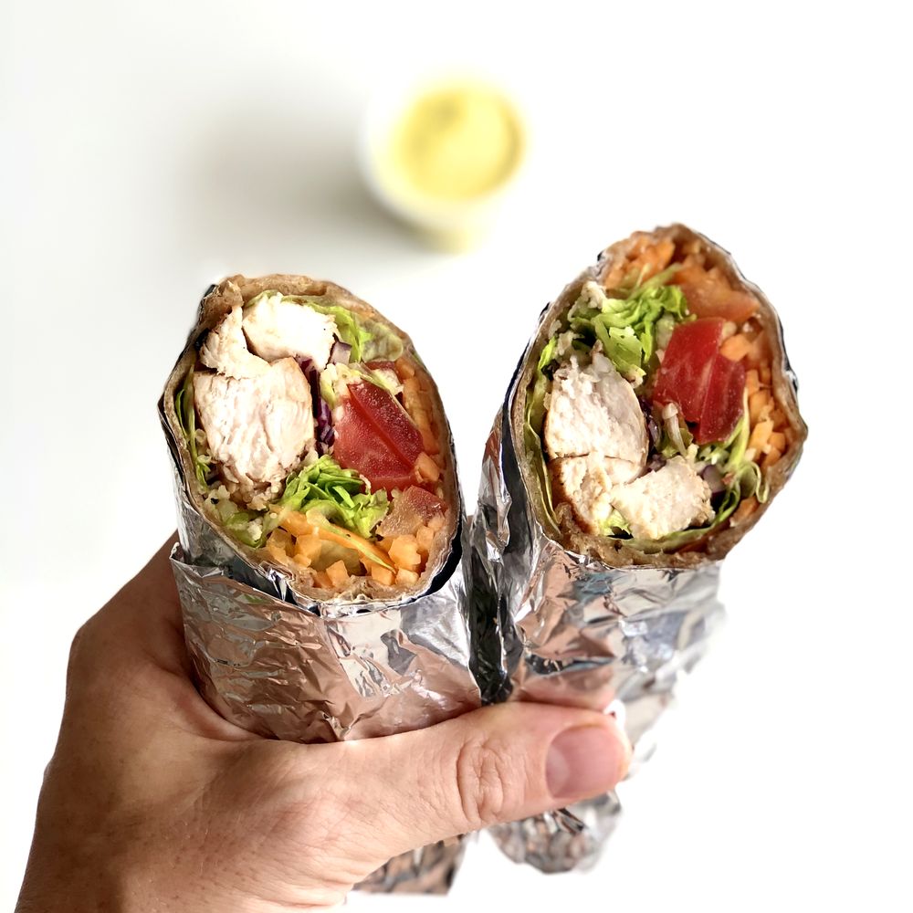 Wraps de pollo con vegetales frescos de Dieta Lecaro, listos para la cena